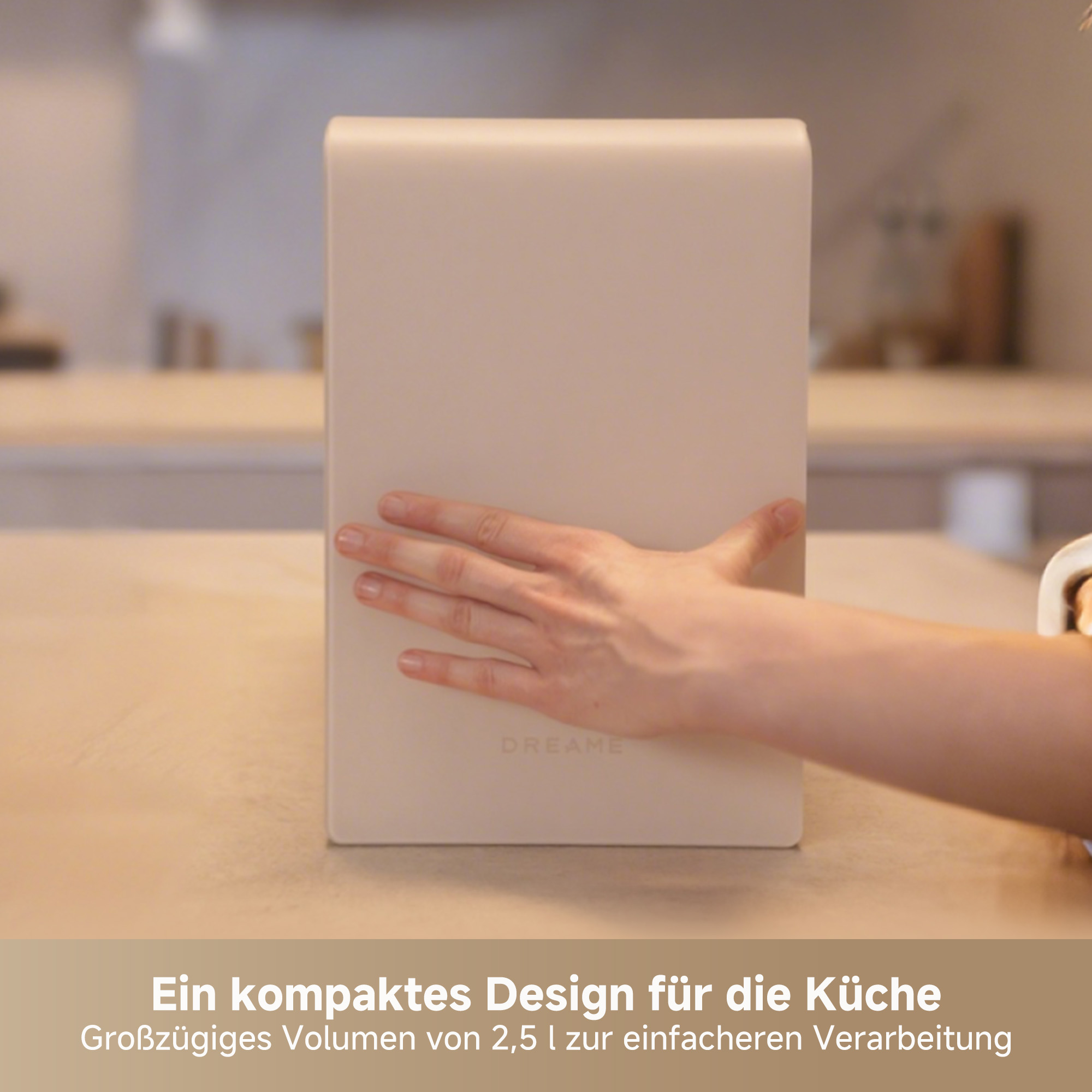 Eine Hand berührt ein beiges Gerät in einer Küche.