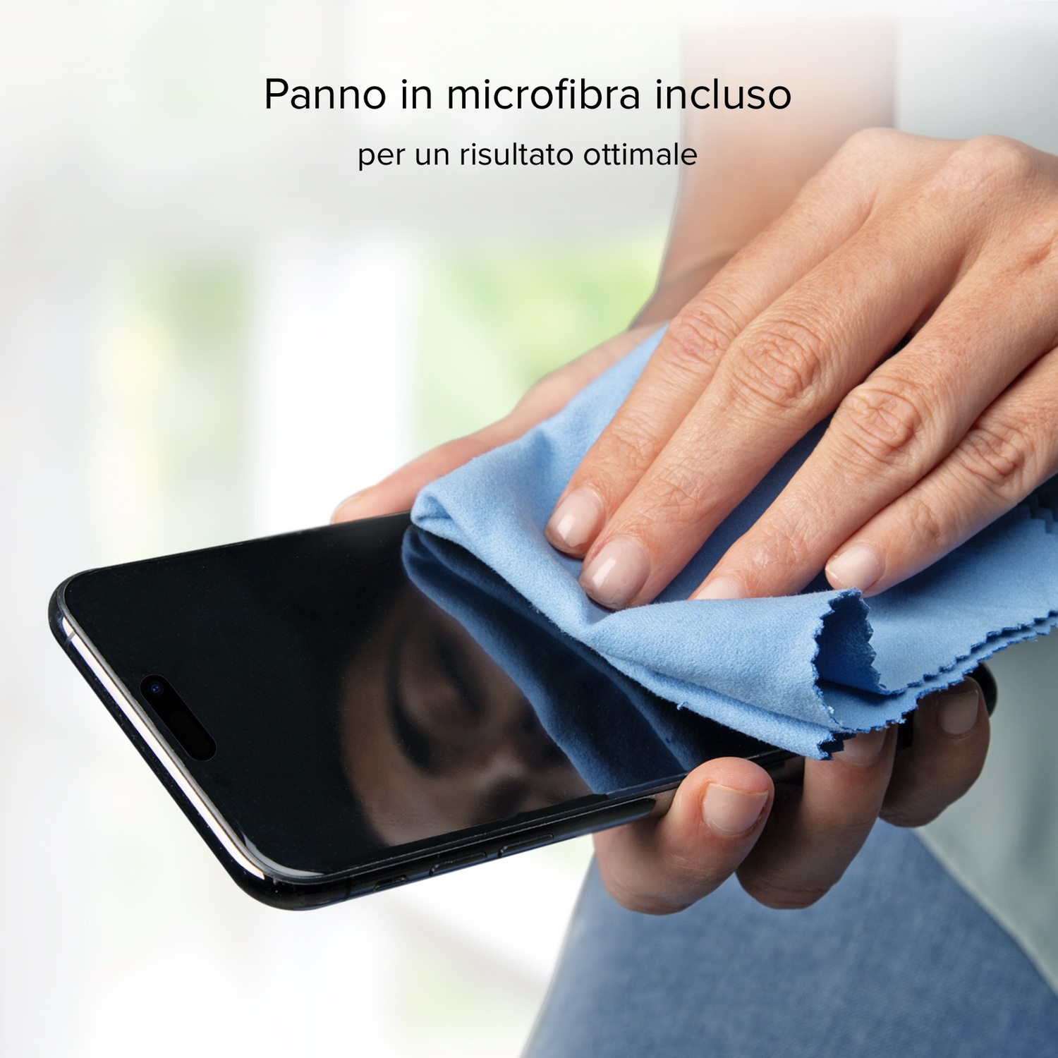 Una mano limpia un teléfono inteligente con un paño de microfibra azul.