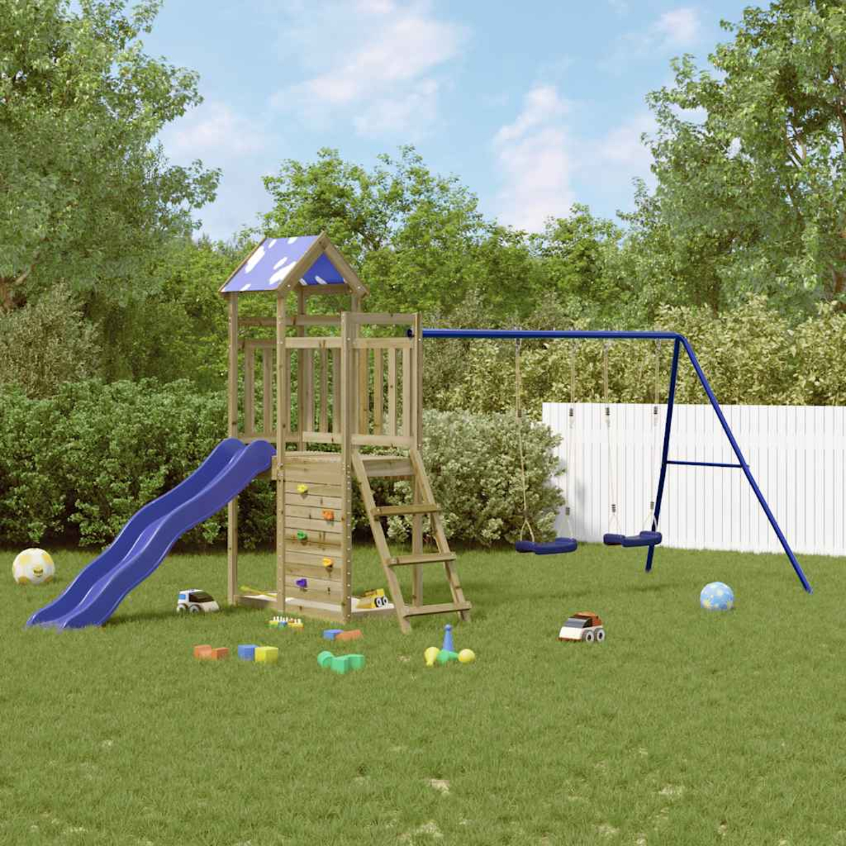 Ein Holzspielturm mit Rutsche, Schaukeln und Kletterwand auf grünem Rasen.