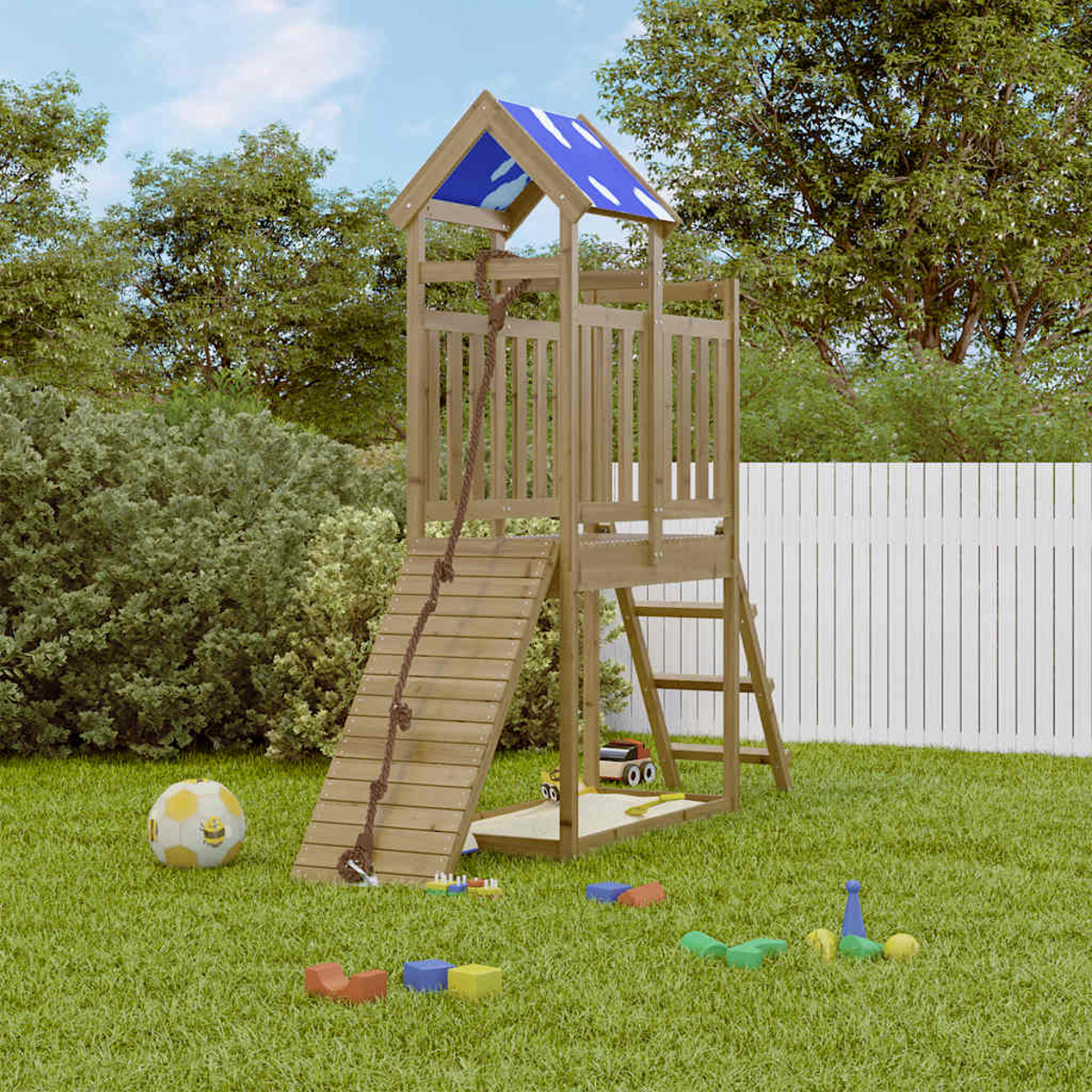 Una casa giochi in legno con scivolo, corda e scala in un giardino.