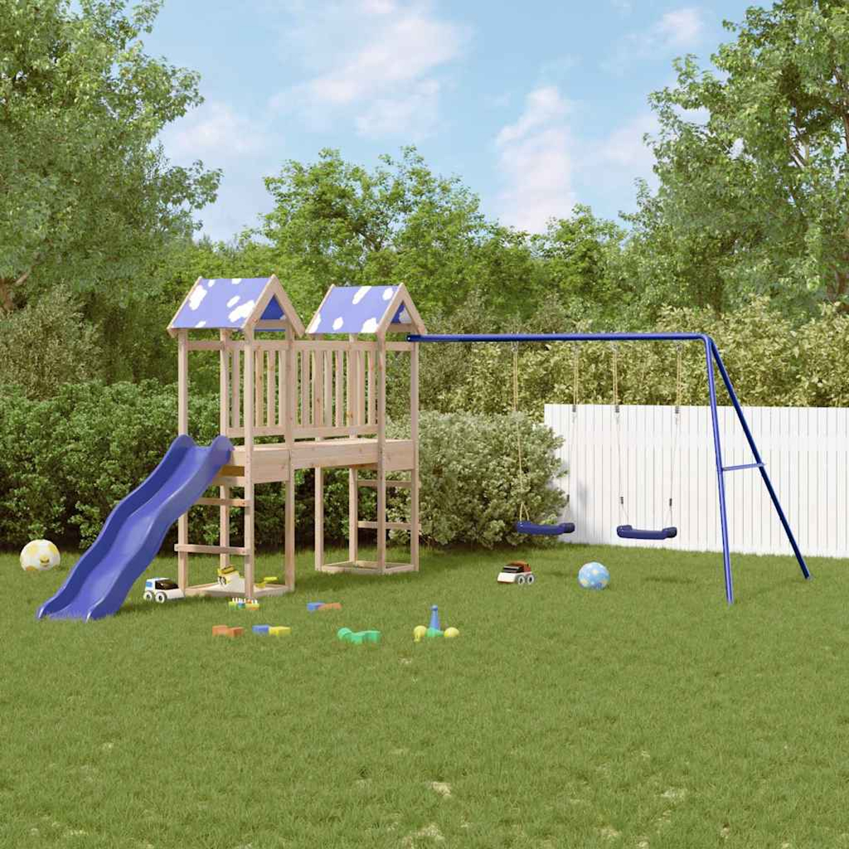 Ein Holzspielturm mit Rutsche und Schaukeln auf einem Rasen.