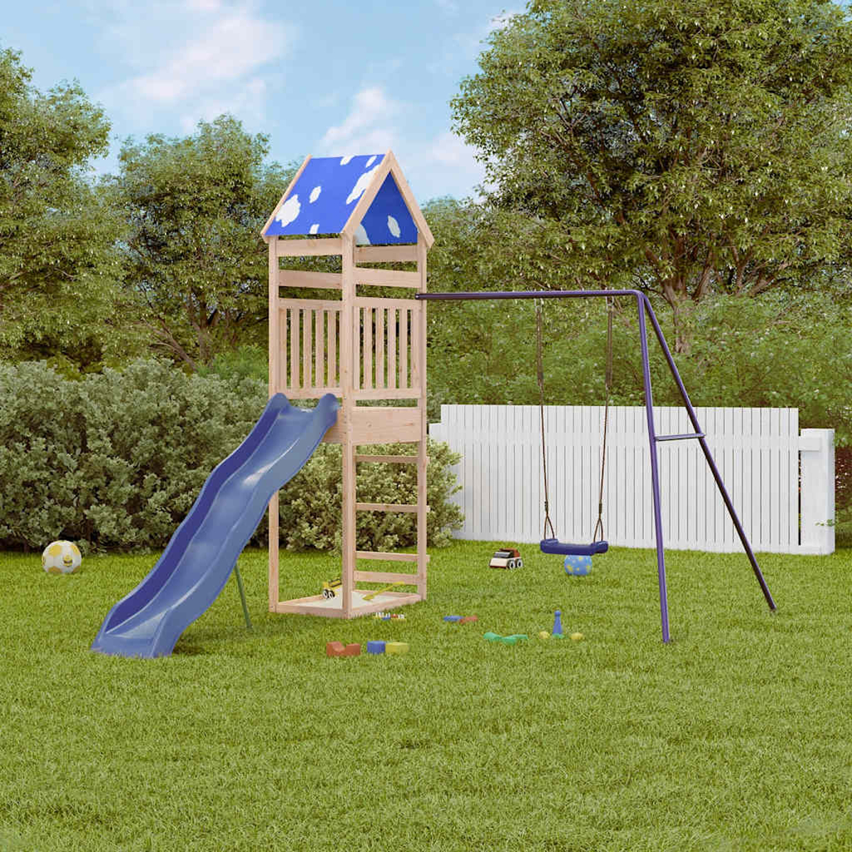 Ein hölzerner Spielturm mit Rutsche und Schaukel im Garten.