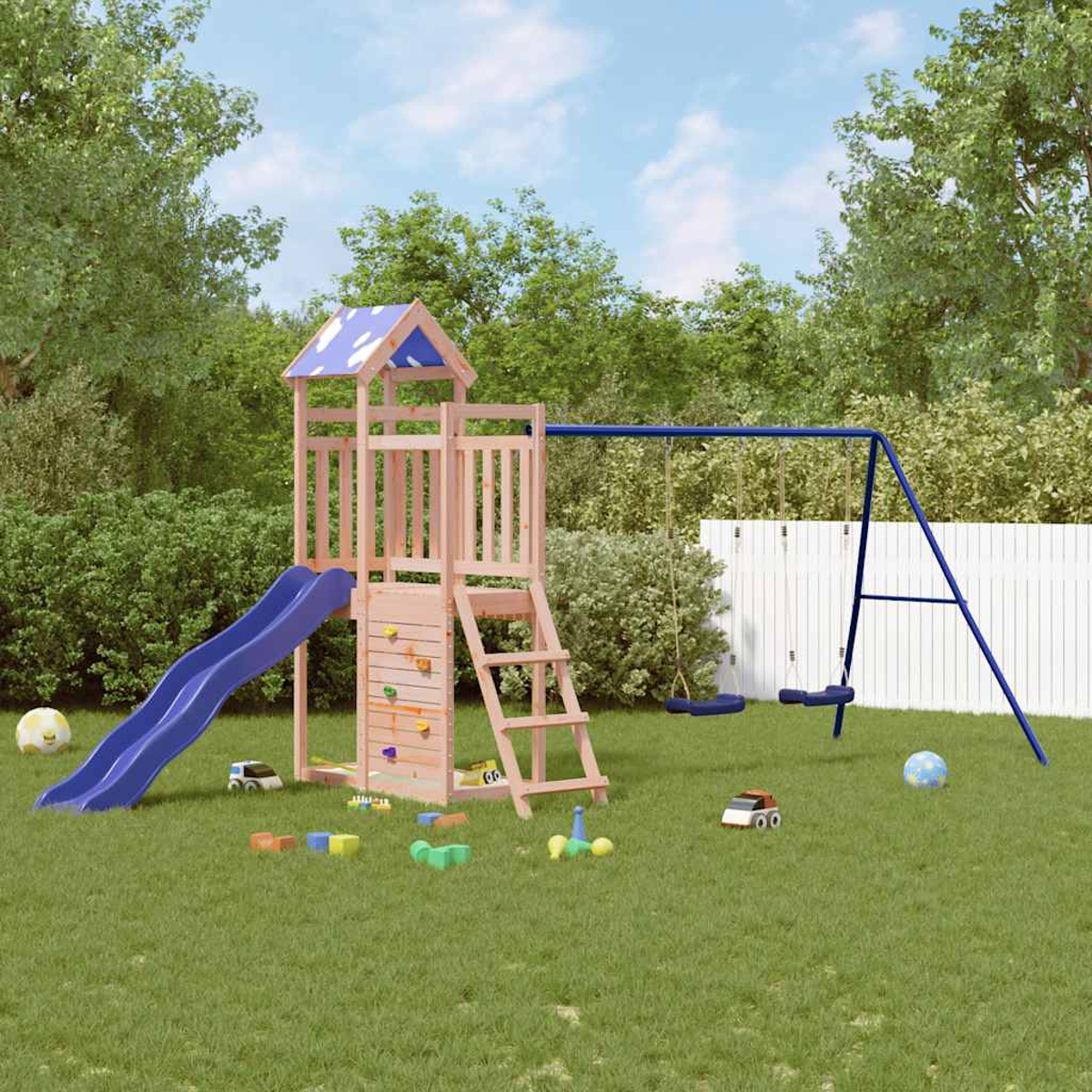 Struttura giochi in legno con scivolo, parete per arrampicata e altalene su prato.