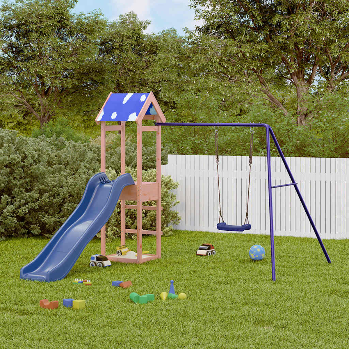 Ein Spielturm mit Rutsche, Schaukeln, Spielzeugautos und einem Ball auf grünem Gras.