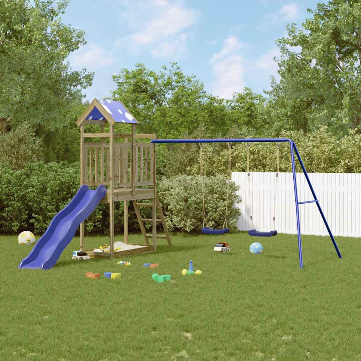 Holzspielturm mit Rutsche, Schaukeln, Sandkasten und Spielzeug auf grünem Rasen.