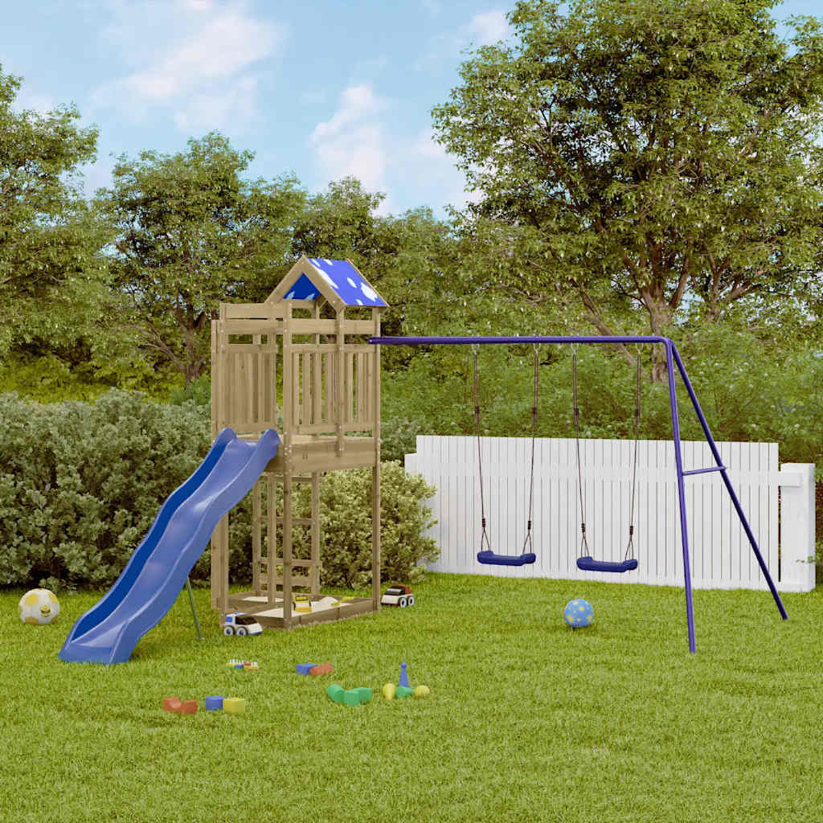 Ein Holzspielturm mit Rutsche und Schaukeln im Garten, mit Spielzeug am Boden.