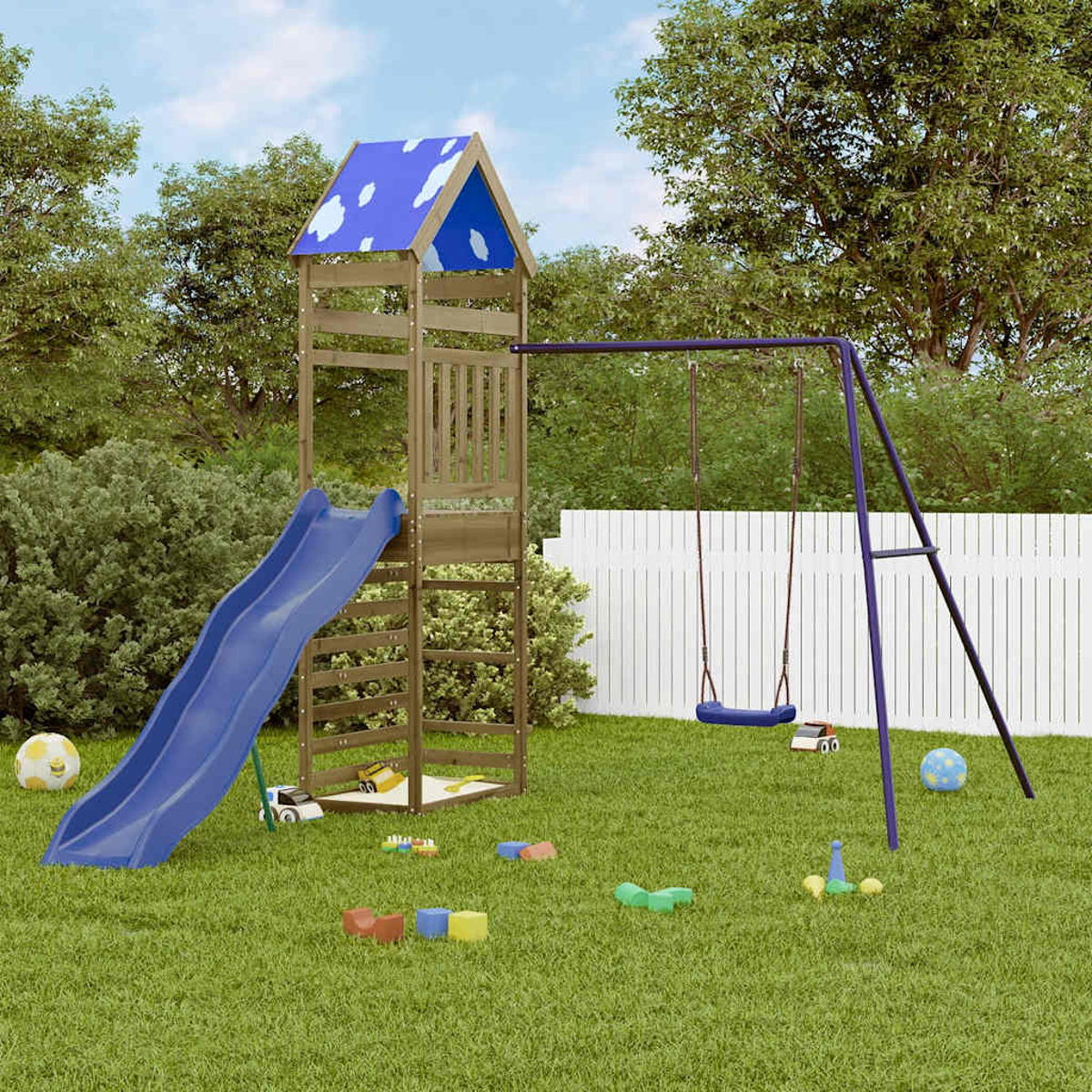 Struttura gioco in legno con scivolo blu e altalene in un giardino.
