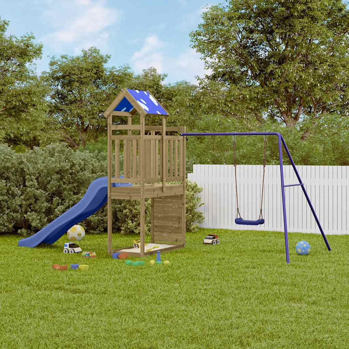 Ein hölzerner Spielturm mit Rutsche und Schaukel auf grünem Rasen.