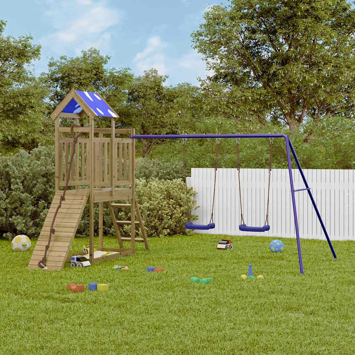 Ein hölzerner Spielturm mit Rutsche und Schaukeln im Garten.