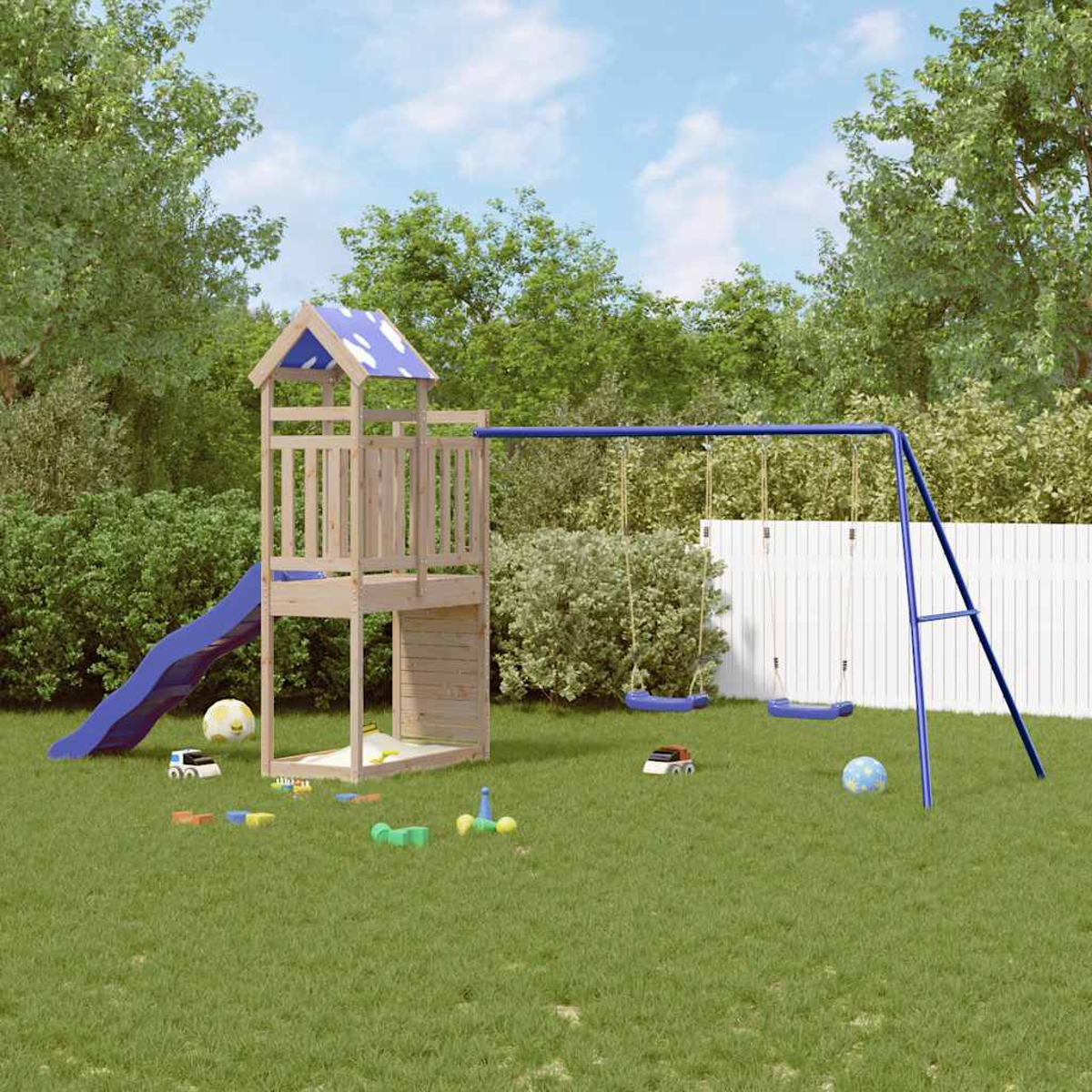 Holzspielturm mit Rutsche, Schaukeln und Sandkasten auf grünem Rasen.