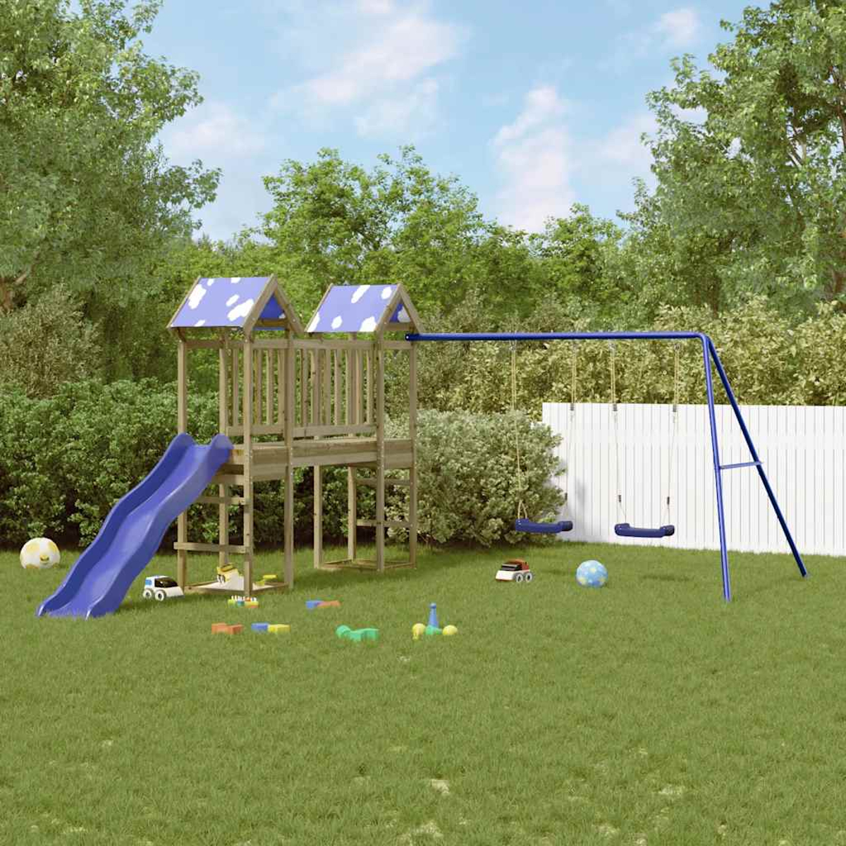 Ein hölzerner Spielturm mit Rutsche und Schaukeln in einem grünen Garten.