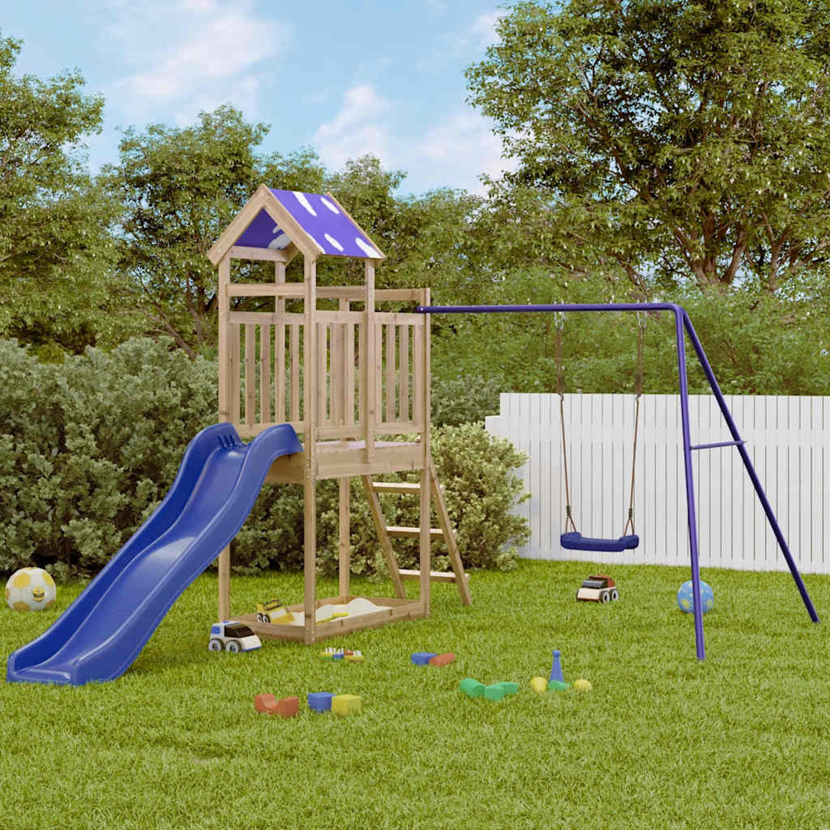 Struttura gioco in legno con scivolo e altalena in giardino con giocattoli sull'erba.