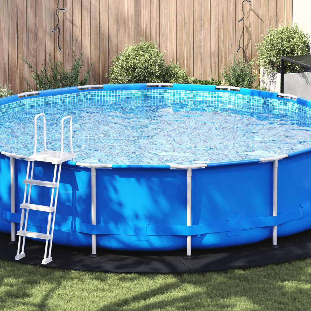 Ein blaues Ovalpool mit Leiter steht im Garten auf Gras.