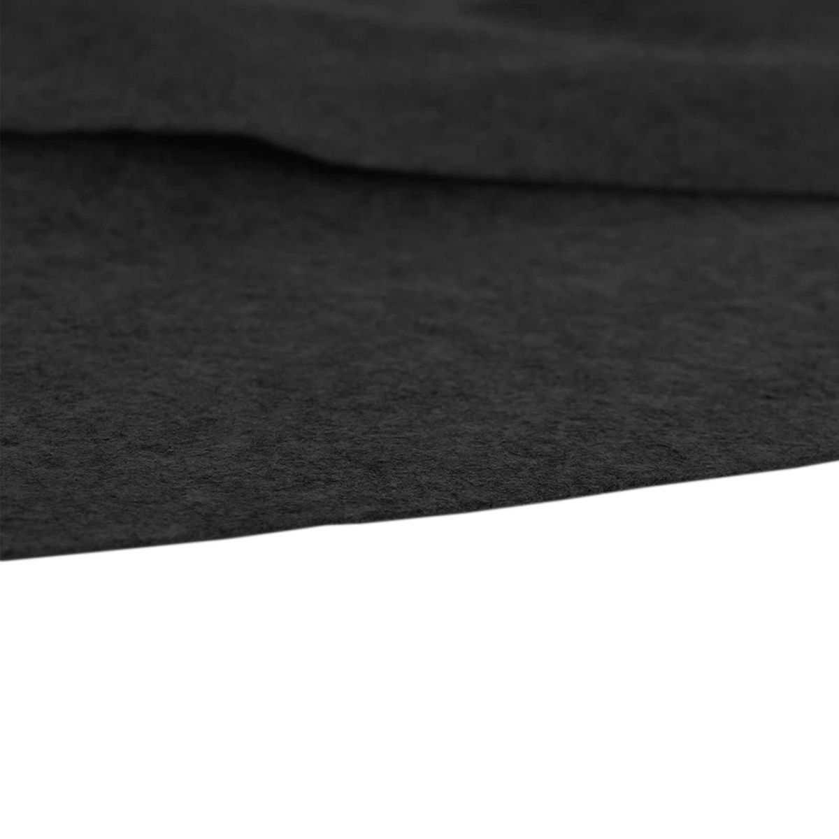 Naheinstellung eines schwarzen, texturierten Materials, das sich krümmt.