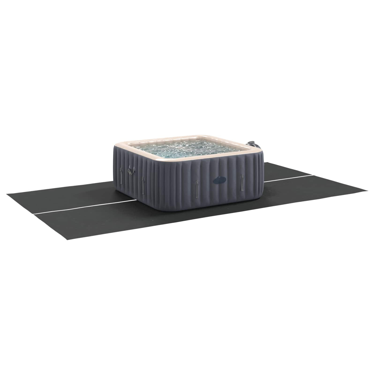Ein aufblasbarer Whirlpool mit Wasser auf einer schwarzen Matte.