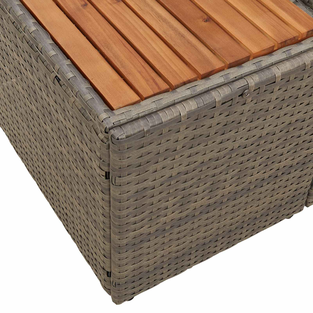 Detailaufnahme einer braunen Holzoberfläche auf einem grauen Rattan-Möbelstück.