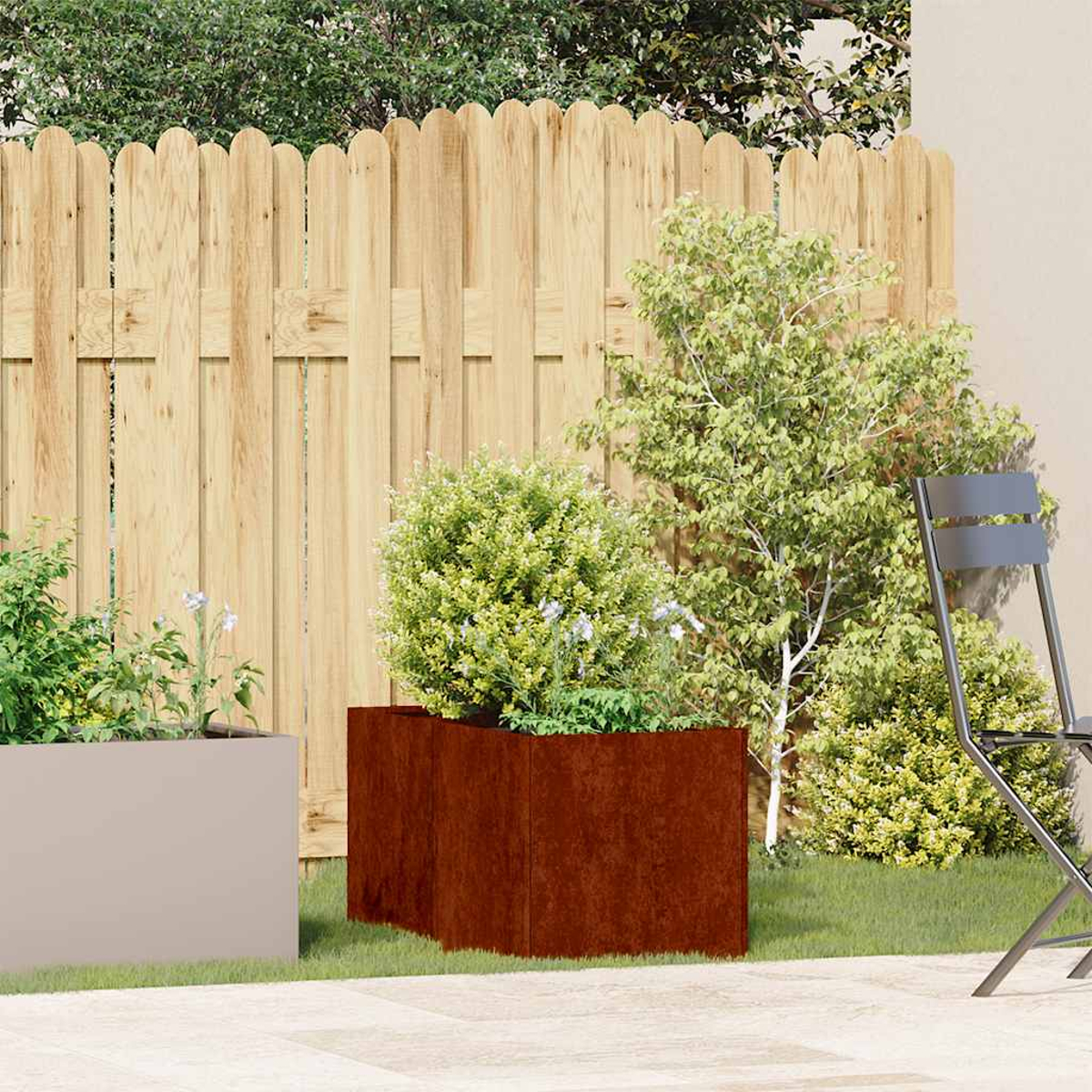 Un giardino con recinzione in legno, due fioriere, una sedia e alberi.
