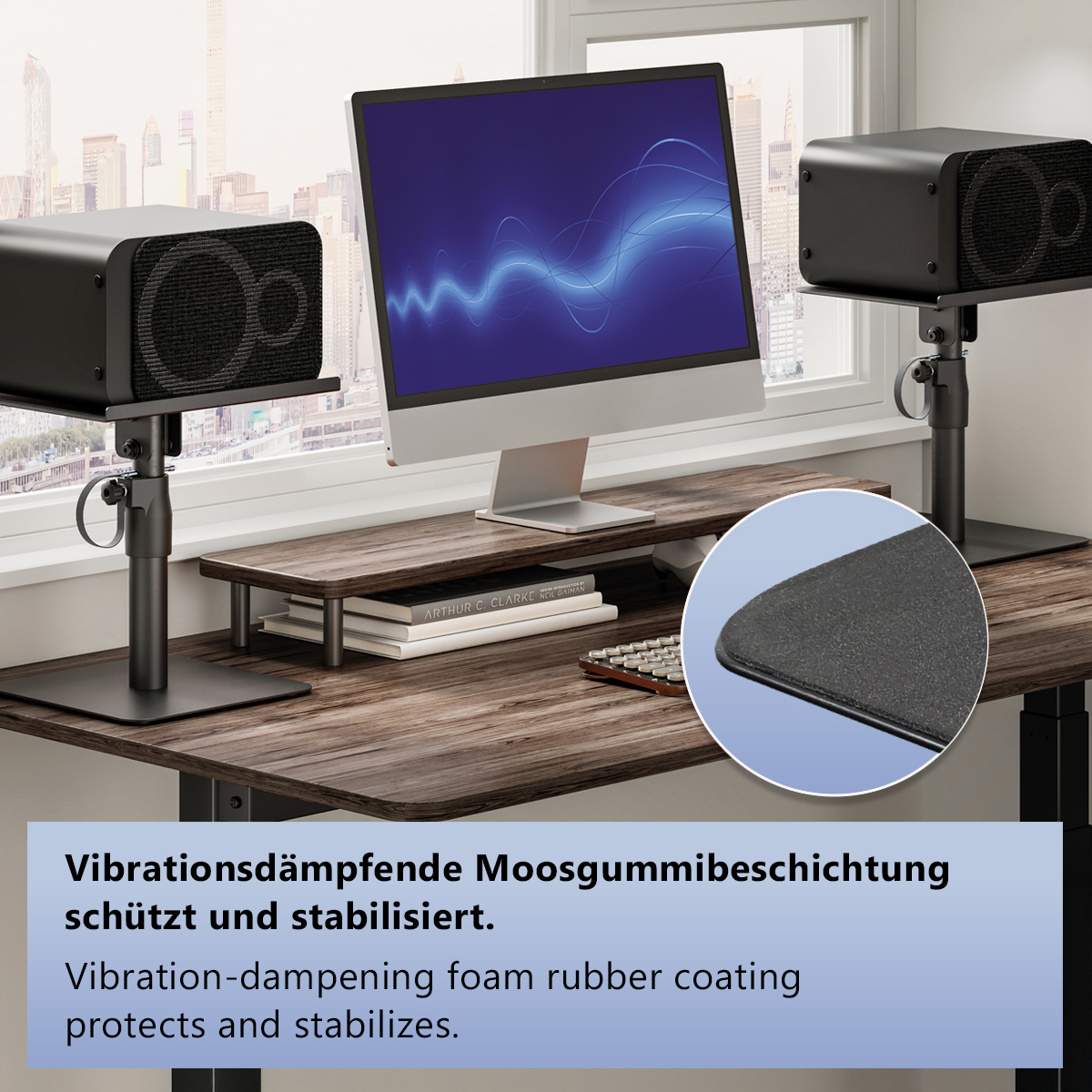 Schreibtisch mit Monitor, Lautsprechern und Büchern. Nahaufnahme einer Gummi-Beschichtung.