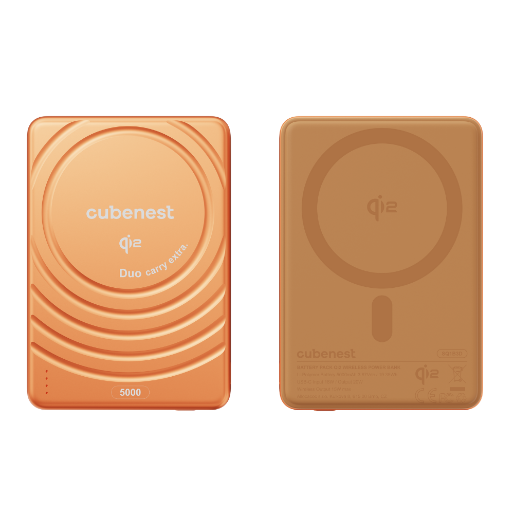 Orange und braune Powerbanks nebeneinander. Frontansicht mit Rillen, Rückseite mit Details.