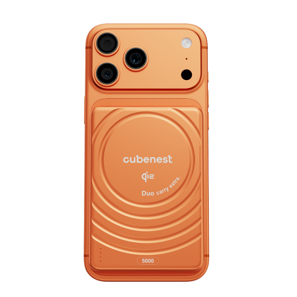 Orange Handyhülle mit drei Kameras und Qi2-Logo. 5000 mAh.
