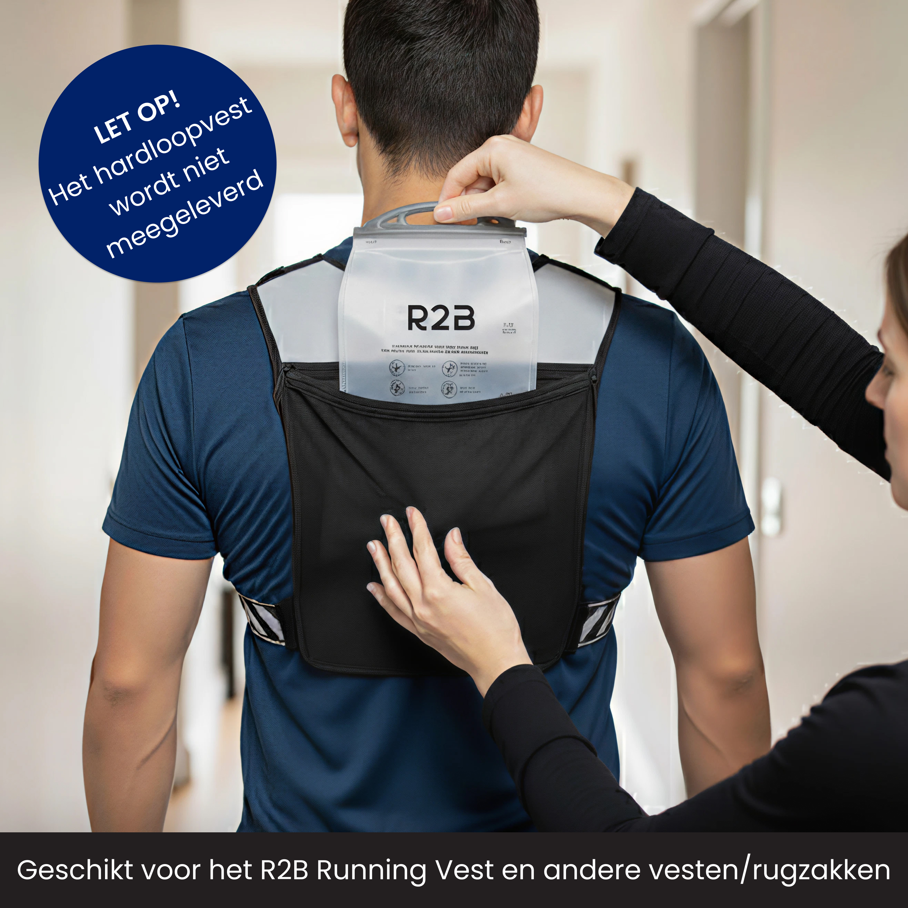 Mann mit Laufweste, eine Hand am Beutel. Blaue und schwarze Kleidung.