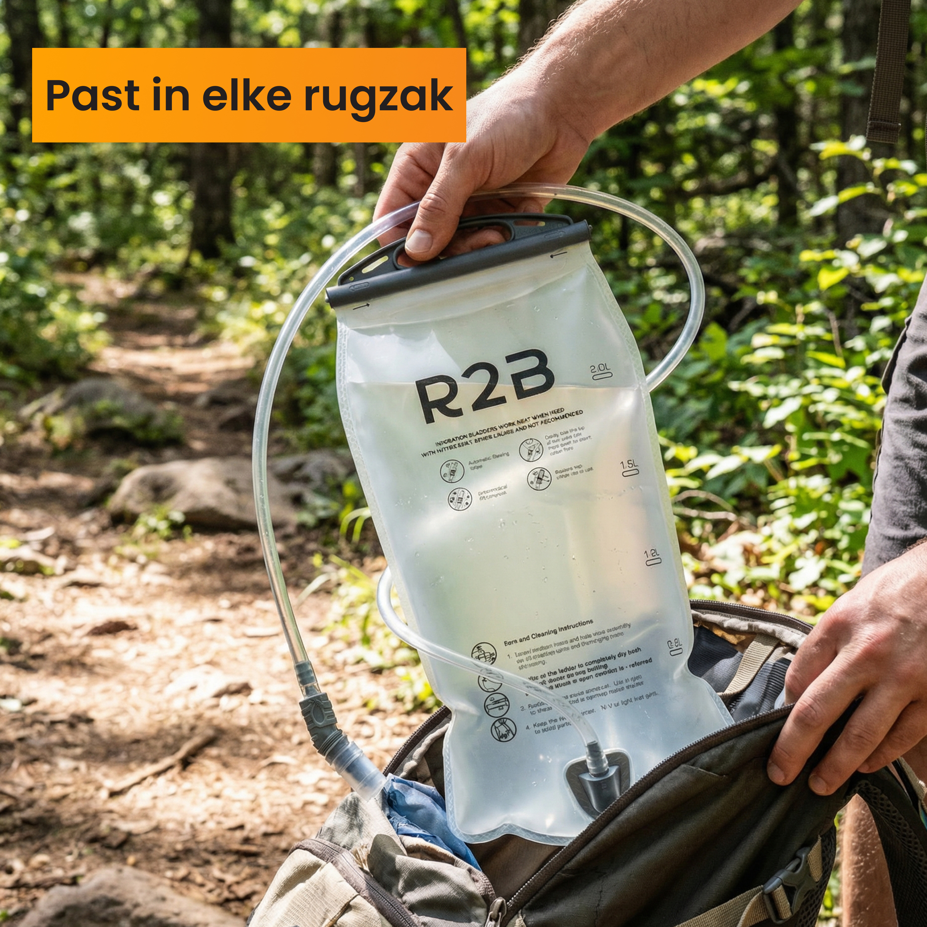 Eine Hand steckt eine R2B-Trinkblase in einen Rucksack im Wald.
