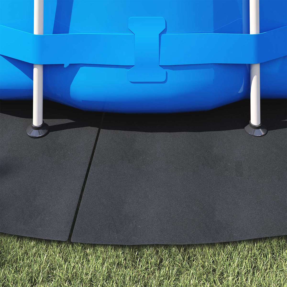 Nahaufnahme eines blauen Pools auf schwarzem Unterleger und Gras.