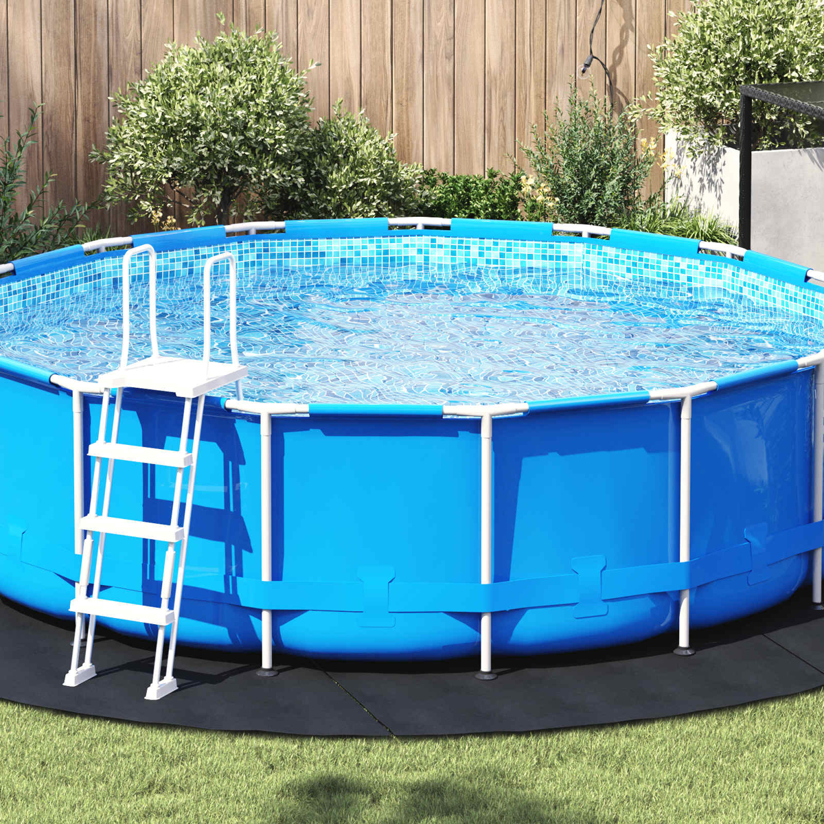 Ein rundes, oberirdisches Pool mit blauer Verkleidung und Leiter steht im Garten.