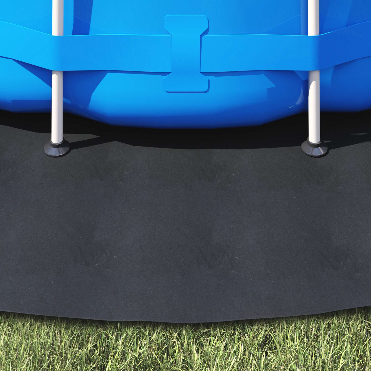 Ein blauer Poolrand mit weißen Stützen auf schwarzem Untergrund und Gras.