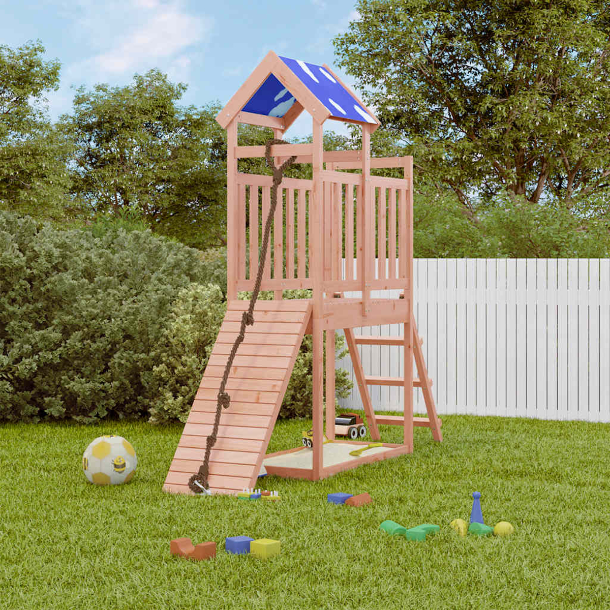 Ein hölzerner Spielturm mit Rutsche, Seil und Leiter, umgeben von Gras und Bäumen.