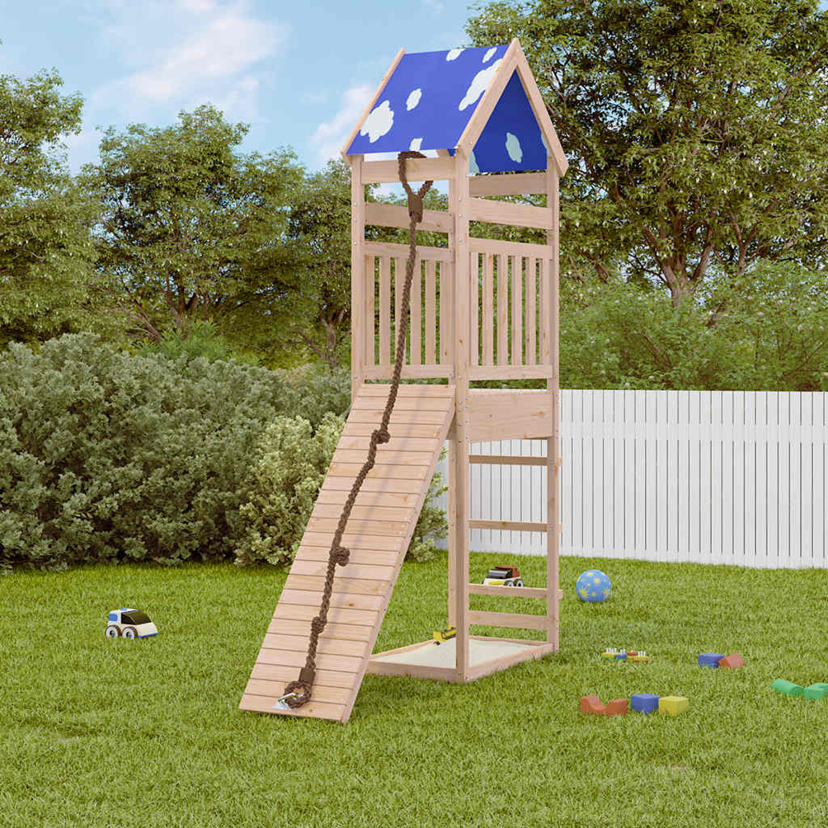 Torre da gioco in legno con scivolo, corda e scala in giardino.
