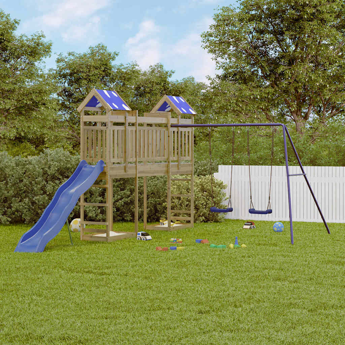 Ein hölzerner Spielturm mit Rutsche und Schaukeln auf einem grünen Rasen.