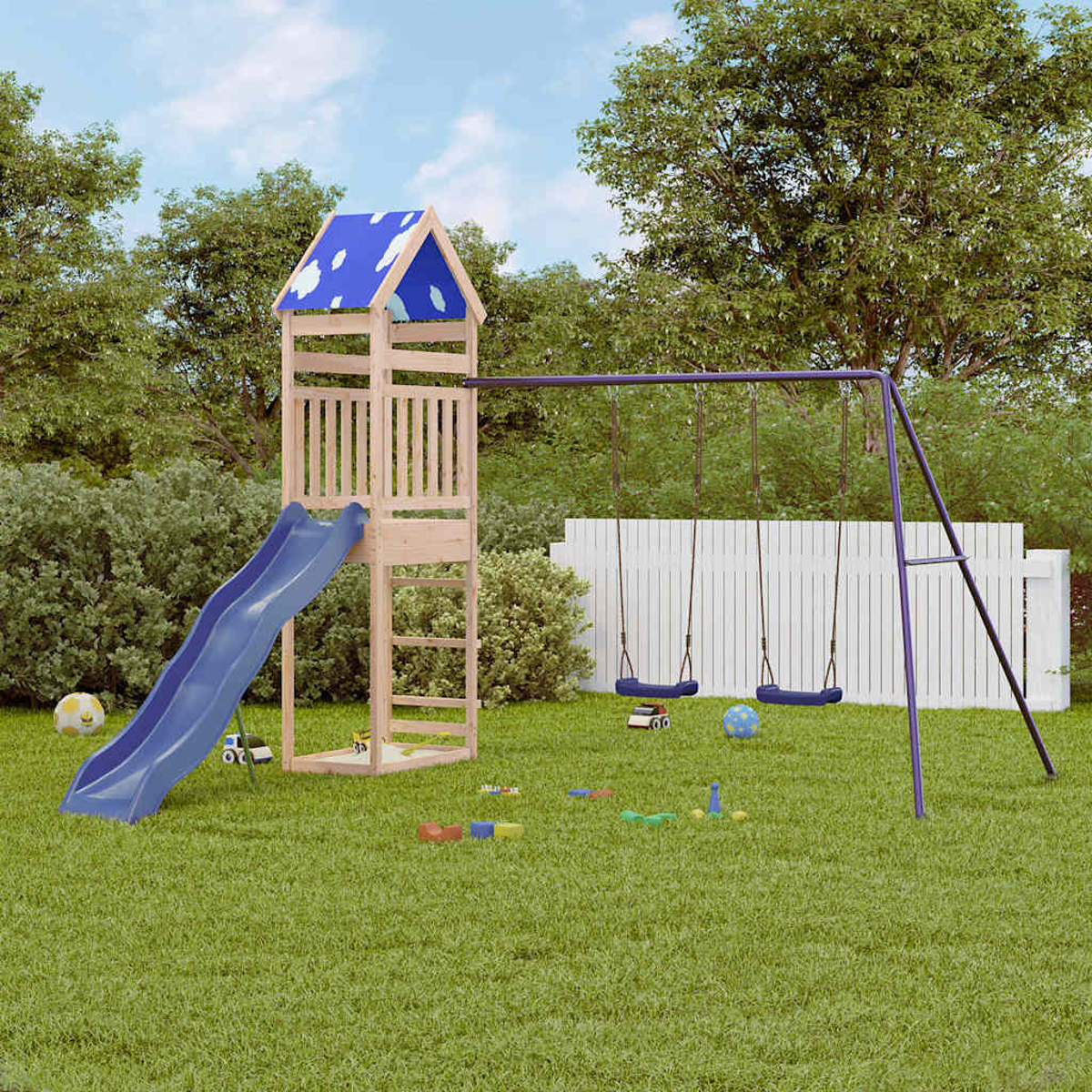 Ein Holzspielturm mit Rutsche, Schaukeln und Spielzeug auf Rasen.
