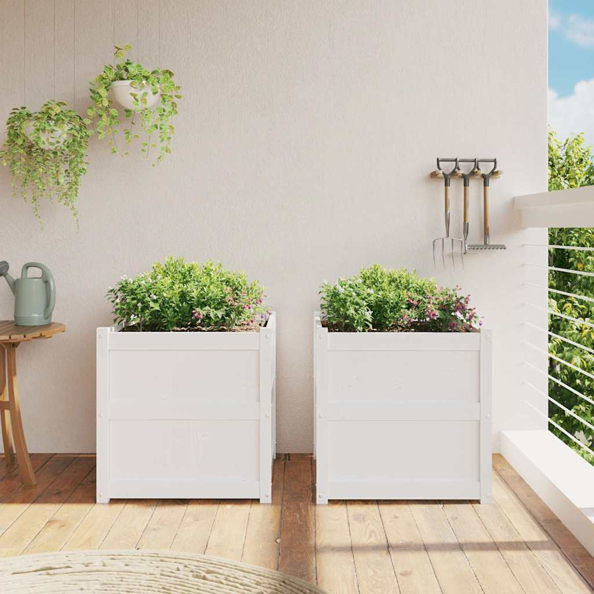 Zwei weiße Pflanzgefäße mit grünen Pflanzen auf einer Holzterrasse.