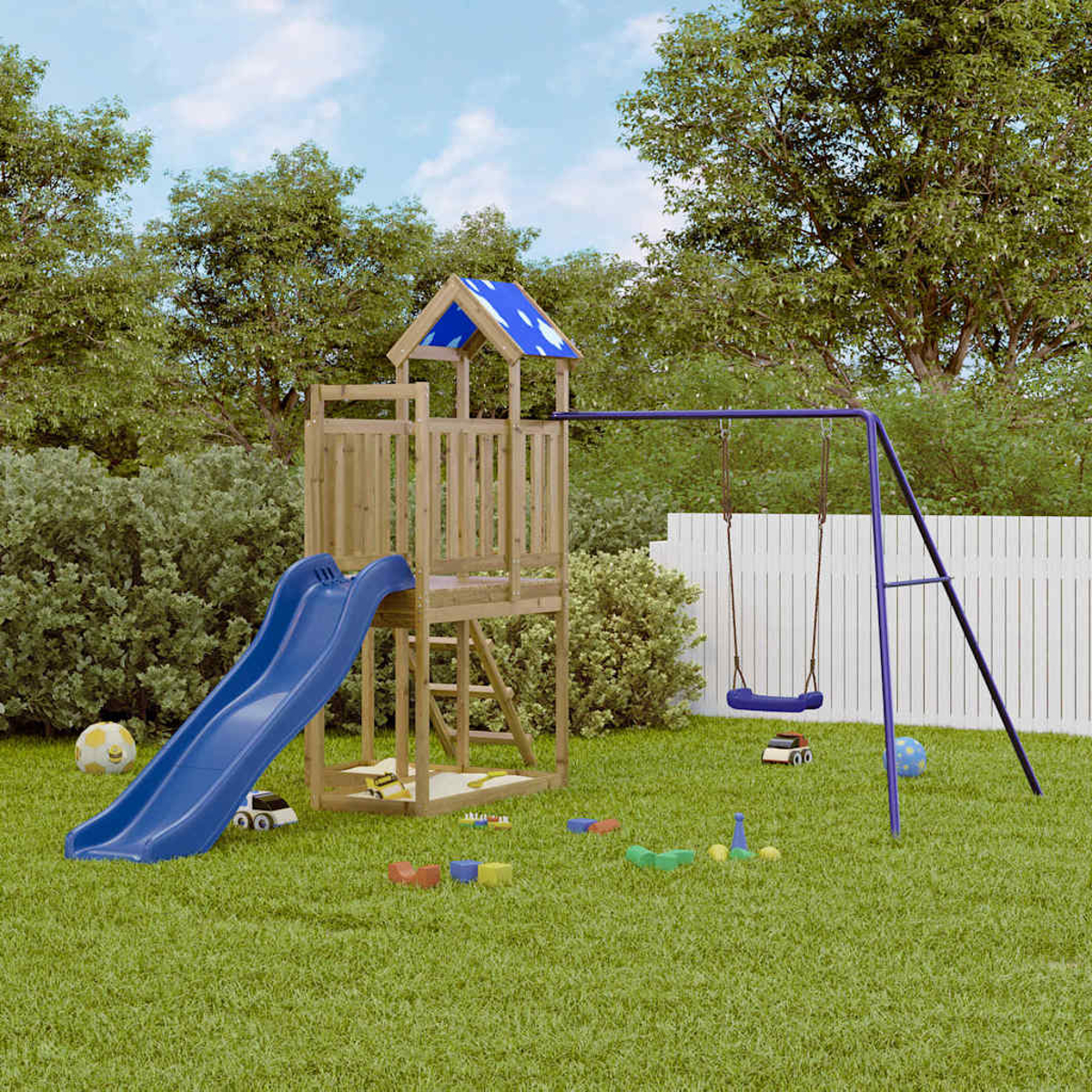 Ein Holzspielturm mit Rutsche und Schaukel steht auf einem Rasen.