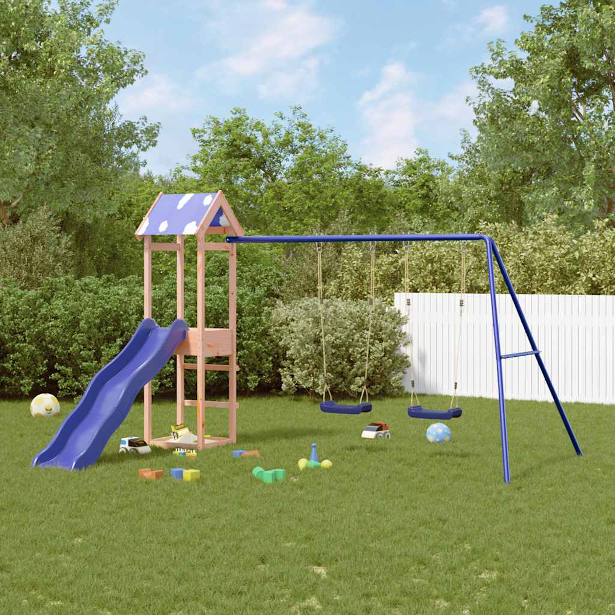 Ein Spielturm mit Rutsche, Schaukeln, Spielzeug und Ball auf einem Rasen.
