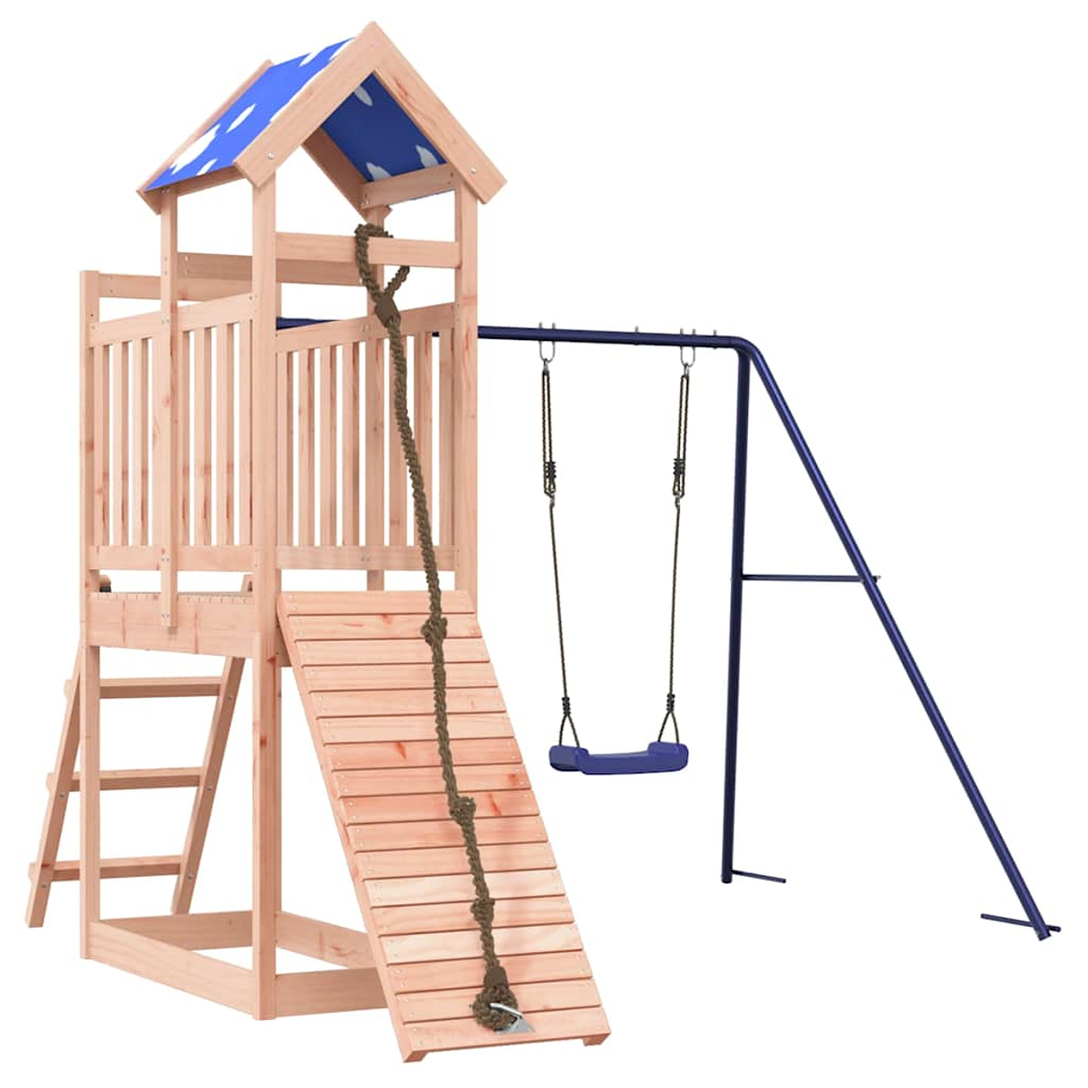 Holzspielturm mit Rutsche, Strickleiter und Schaukeln auf weißem Hintergrund.