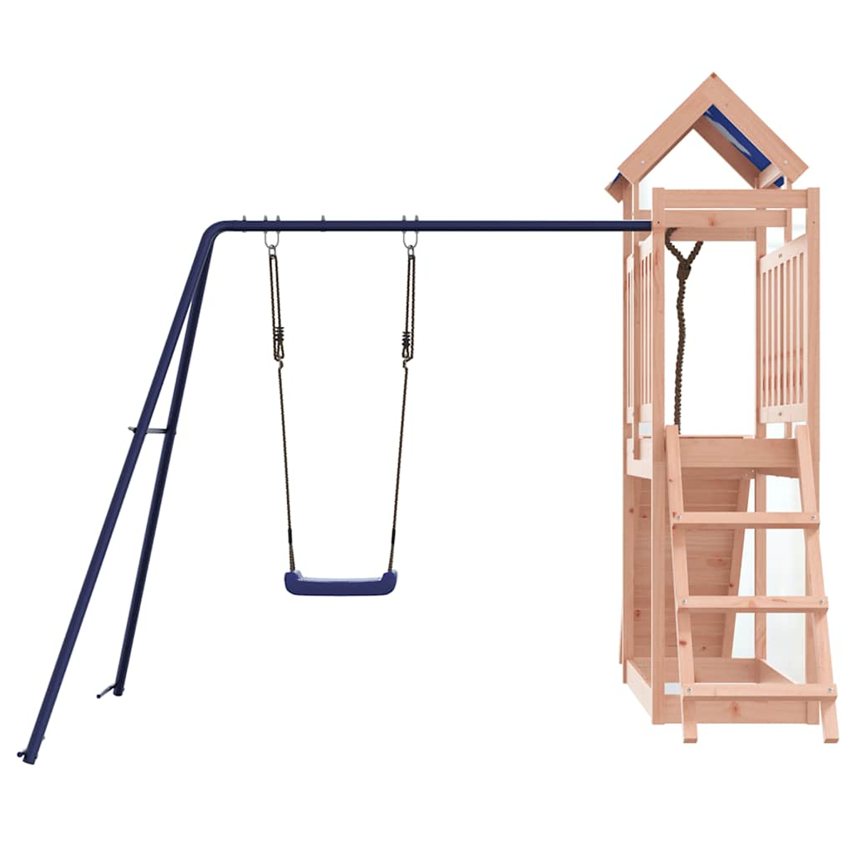 Ein Holzspielturm mit Schaukel und Strickleiter vor weißem Hintergrund.