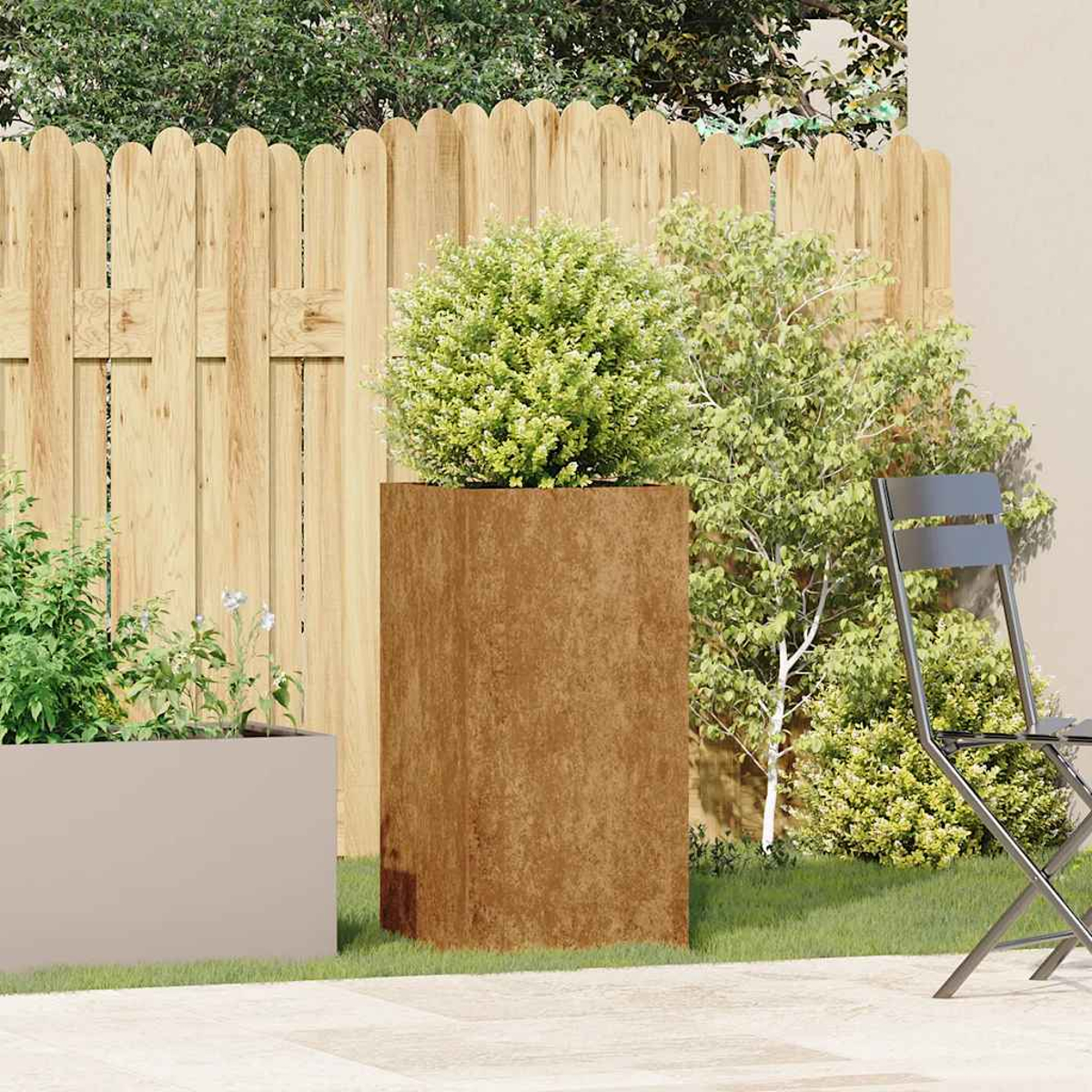 Scena di giardino con recinzione in legno, fioriere e sedie.