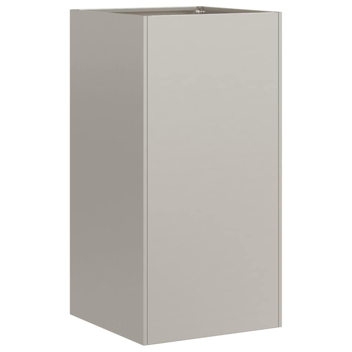 Un cubo alto, stretto e grigio si erge su sfondo bianco.