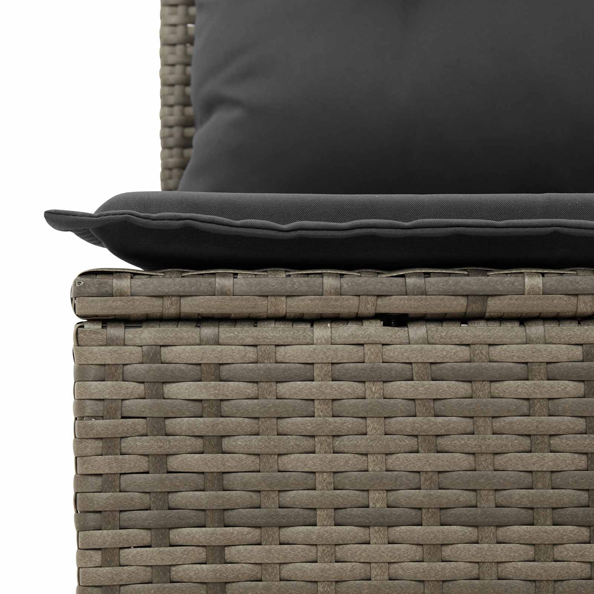 Grauer Rattan-Sitz mit schwarzen Kissen.