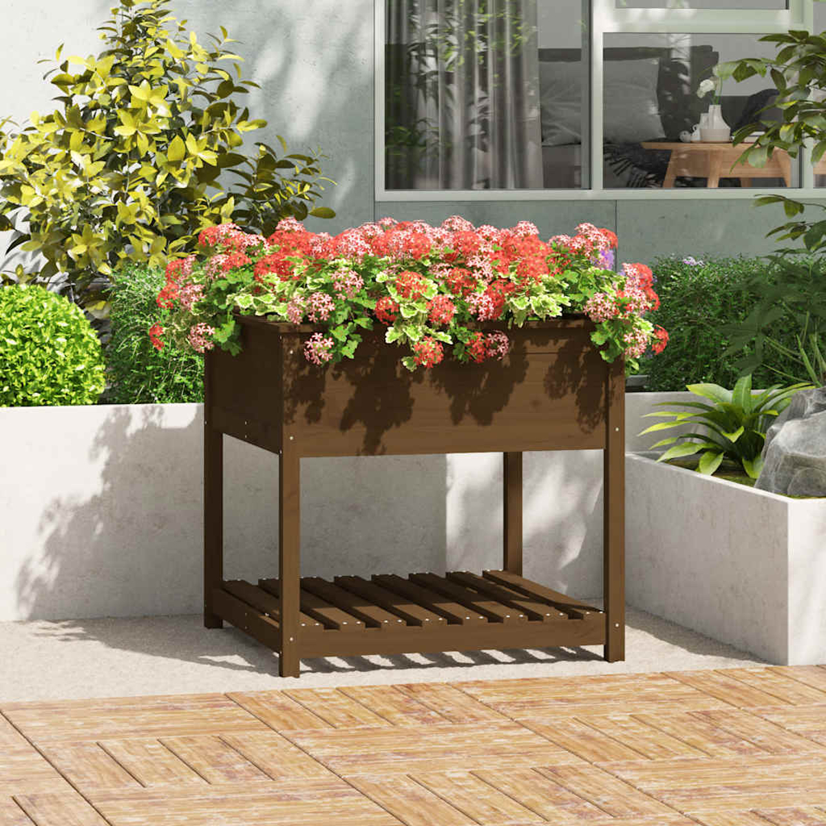 Ein hölzerner Hochbeet mit roten Blumen steht auf einer Terrasse.