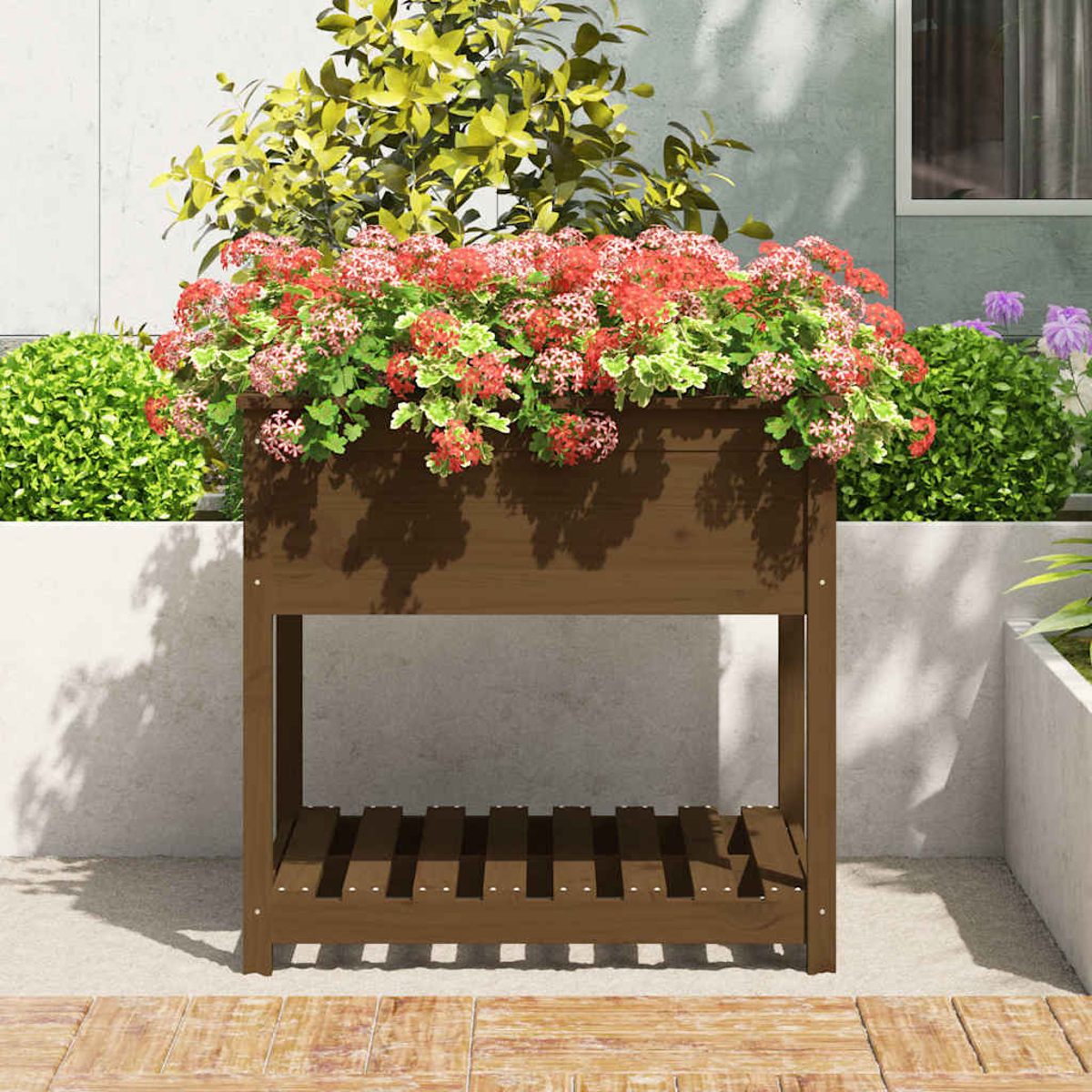 Ein hölzerner Hochbeet mit roten Blumen und grünen Blättern.