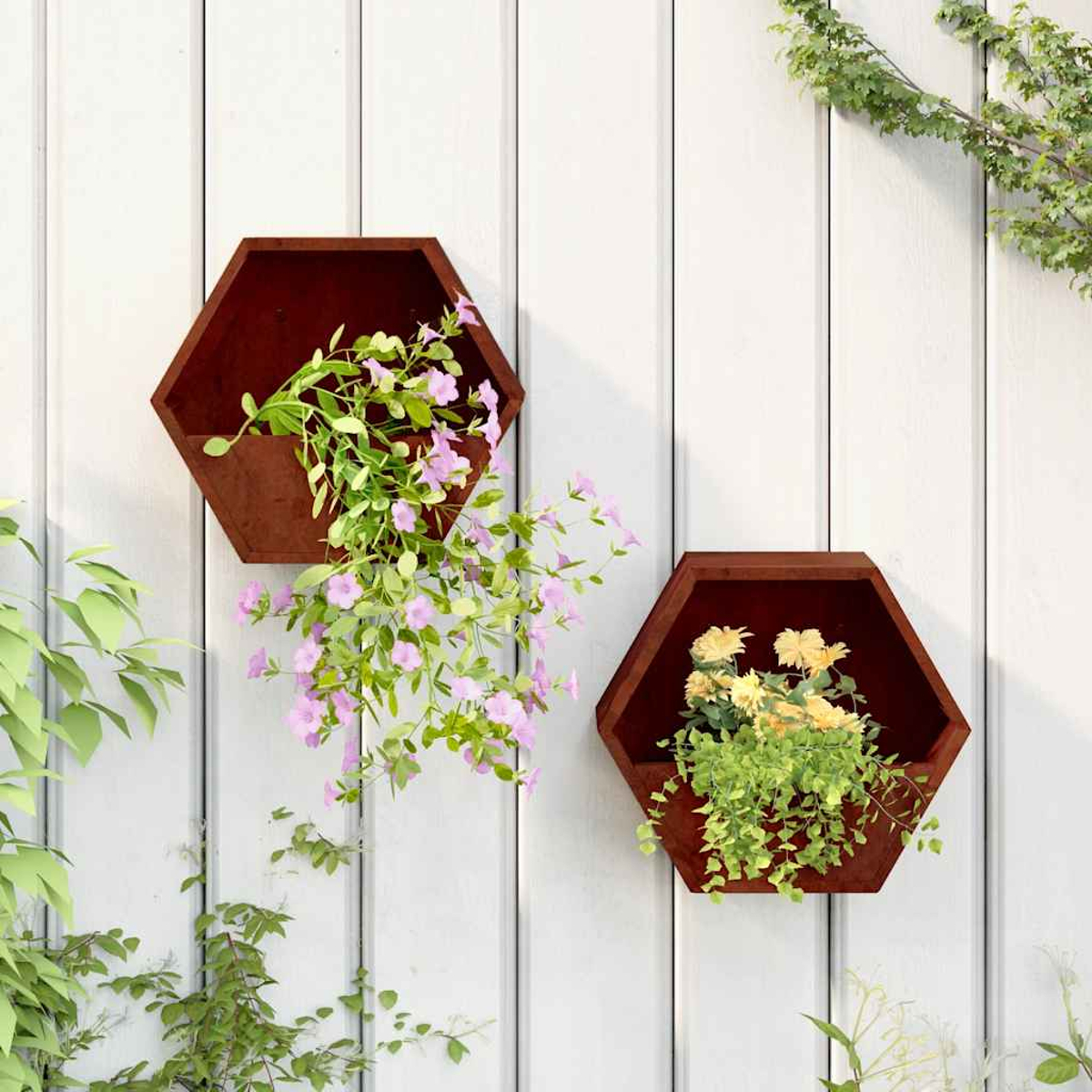 Zwei sechseckige braune Wandpflanzgefäße an einer weißen Holzwand mit Blumen.