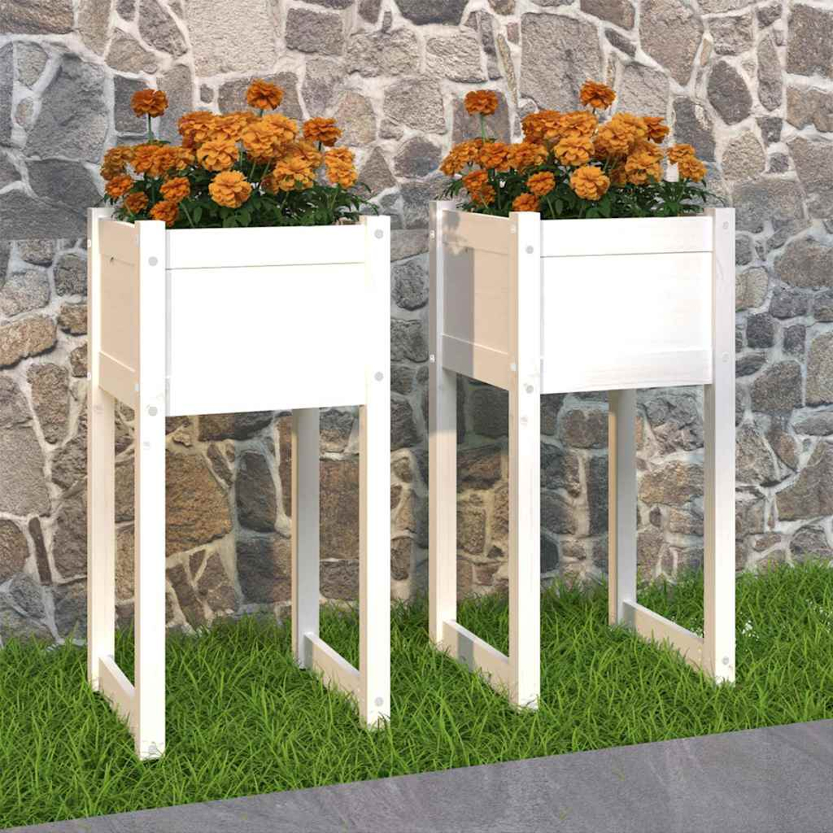 Zwei weiße Hochbeete mit orangefarbenen Blumen stehen auf grünem Gras.
