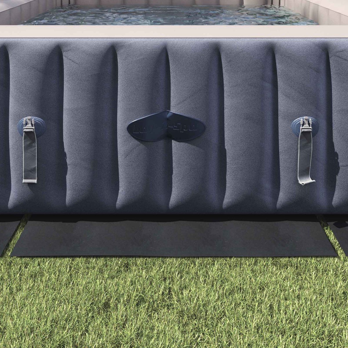 Aufblasbarer Whirlpool mit Wasser, seitlich mit Griffen und Logo, auf Gras.