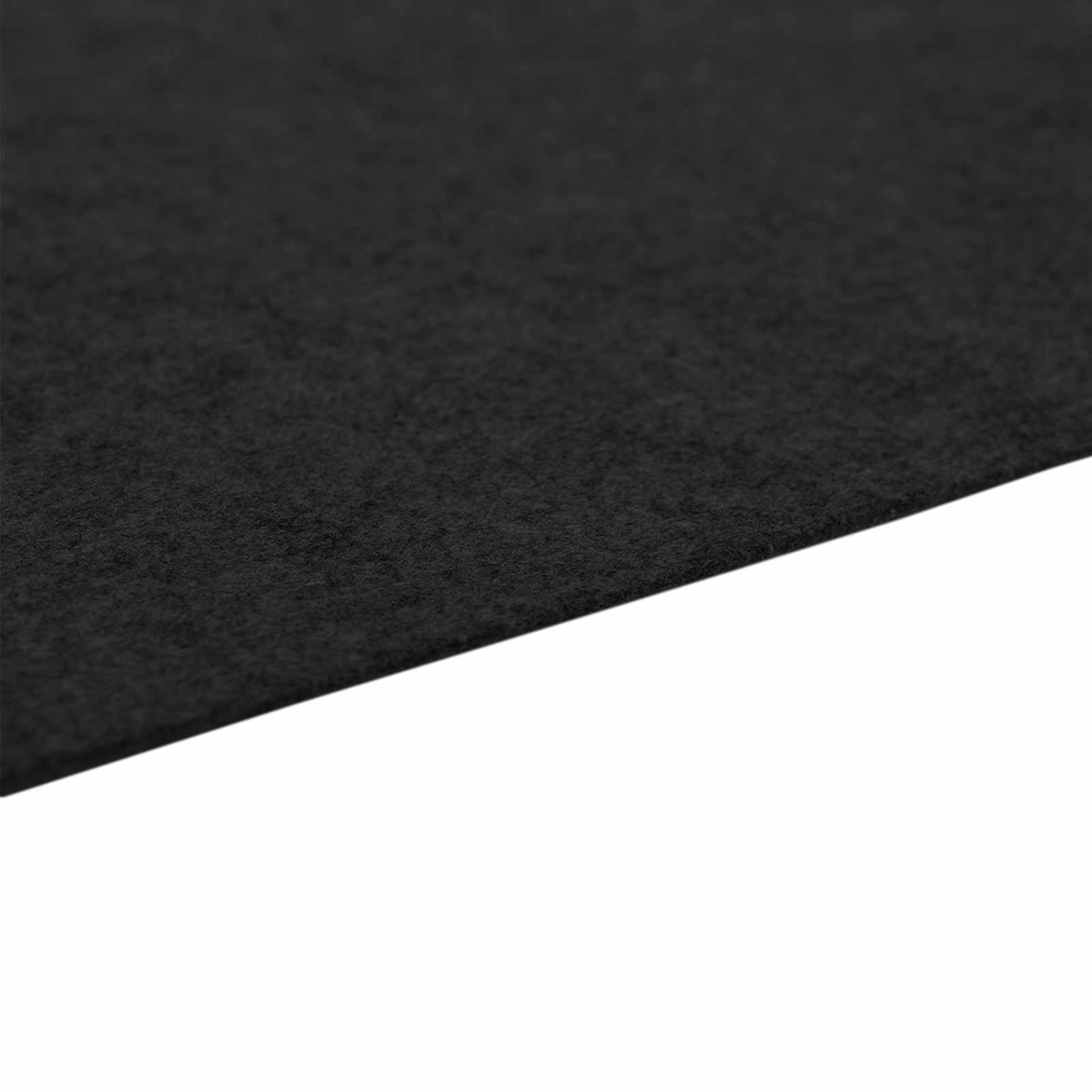 Eine Nahaufnahme einer schwarzen, texturierten Oberfläche mit einem weißen Hintergrund.
