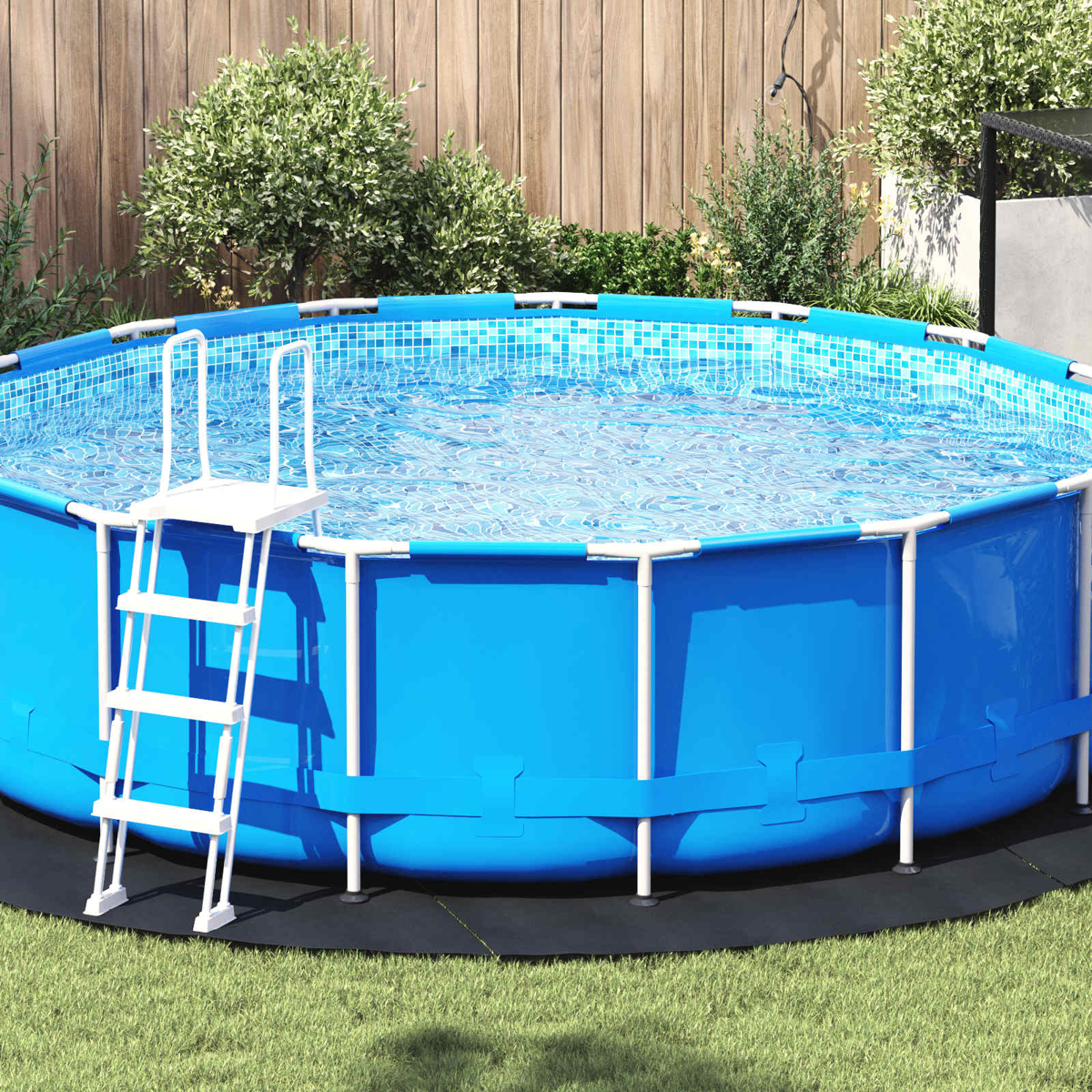 Ein blaues Pool mit Leiter im Garten, umgeben von Grün und Holzzaun.