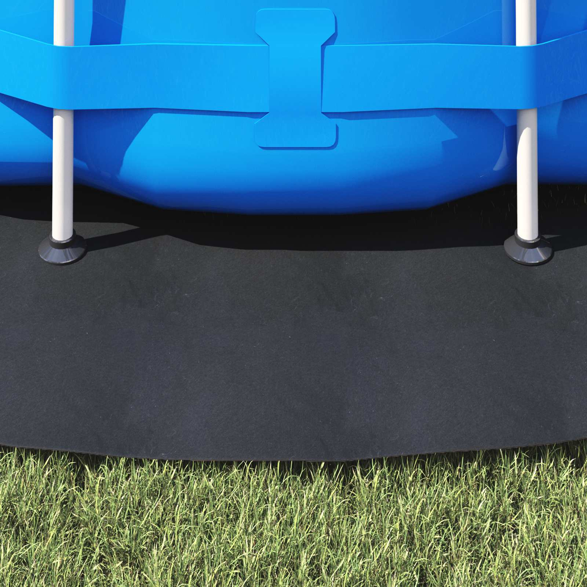 Blauer Poolrand mit weißen Stützen auf schwarzer Unterlage und Gras.