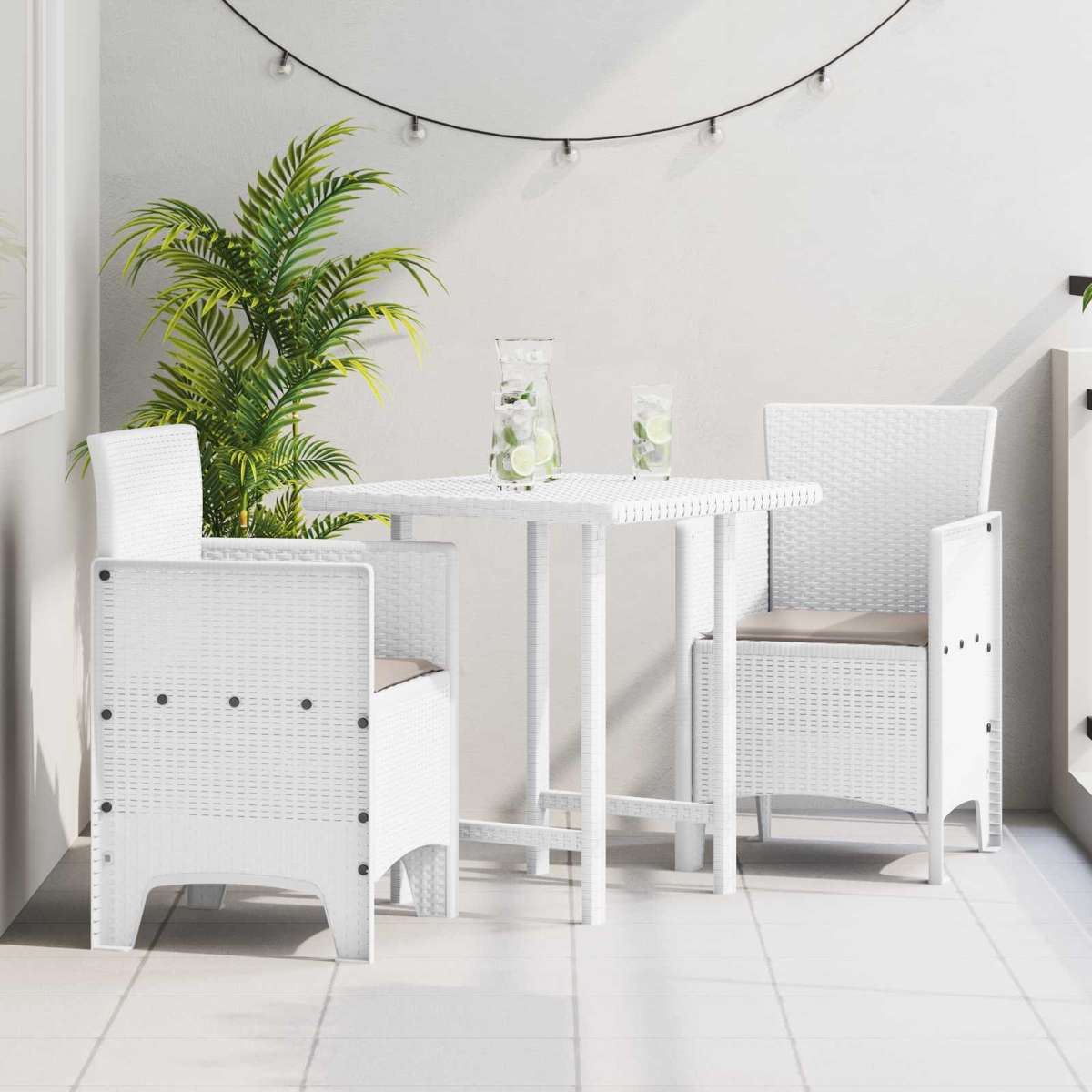 Weißer Rattan-Balkonmöbel-Set mit Tisch, zwei Stühlen und Getränken.